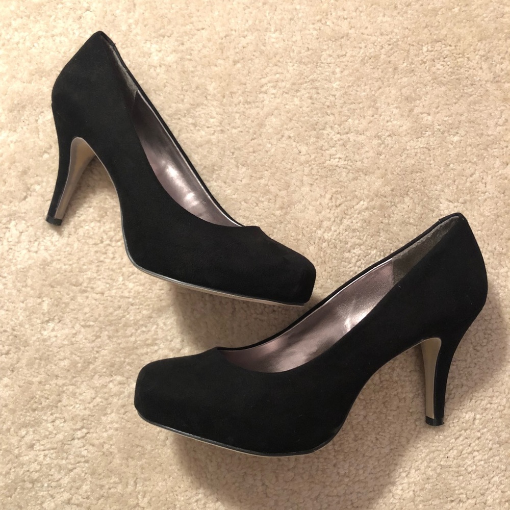 Madden Girl Black Suede Pumps